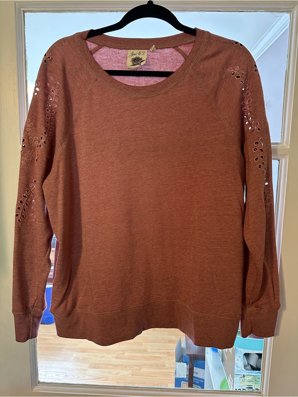 Joei & I Women's Eyelet Sleeve Sweatshirt in Heathered Pink (1X)
